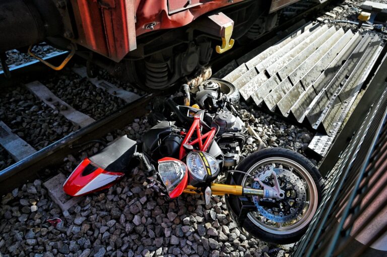 Motorrijder belandt op het spoor en ontsnapt net op tijd voor trein