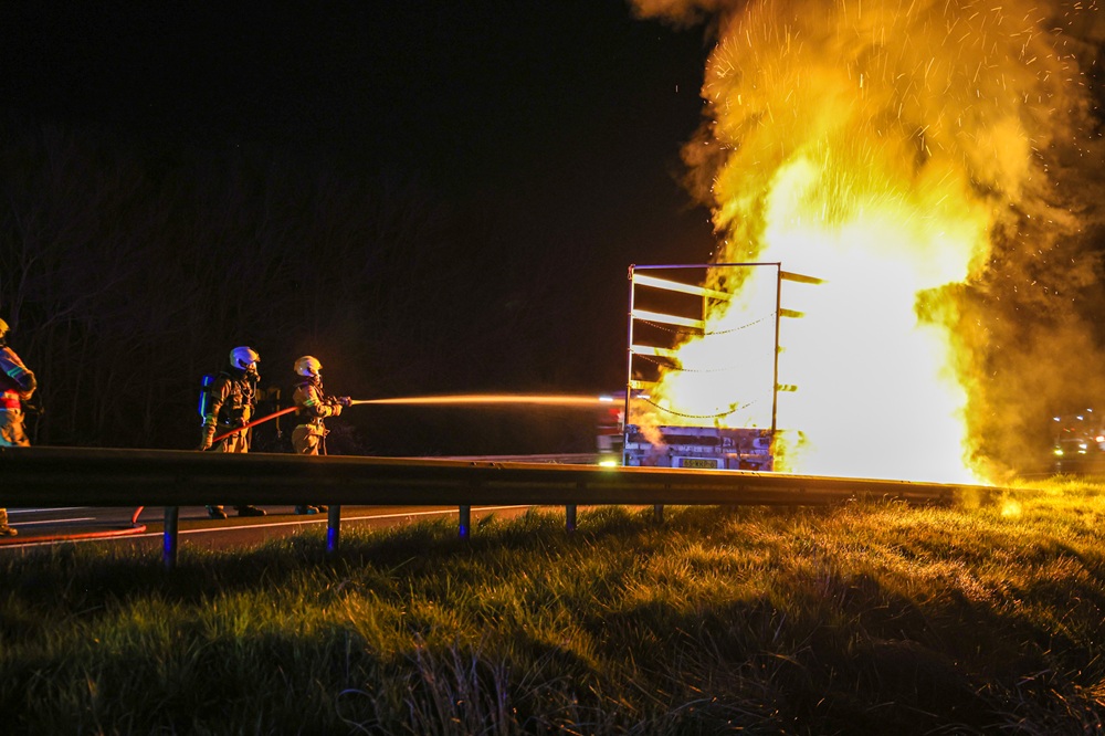 Aanhanger vliegt in brand op snelweg