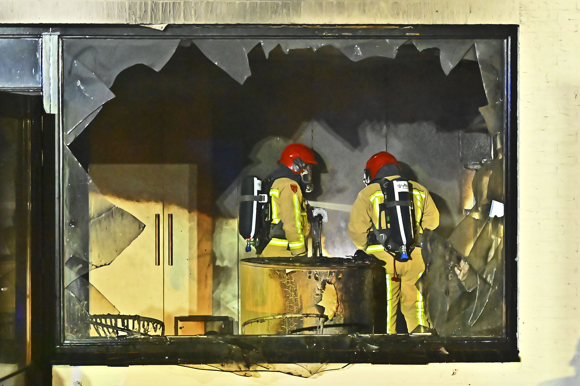 Explosief veroorzaakt brand bij bedrijfspand