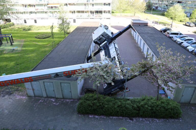 Kraanwagen zakt door grond en kantelt, traumahelikopter opgeroepen