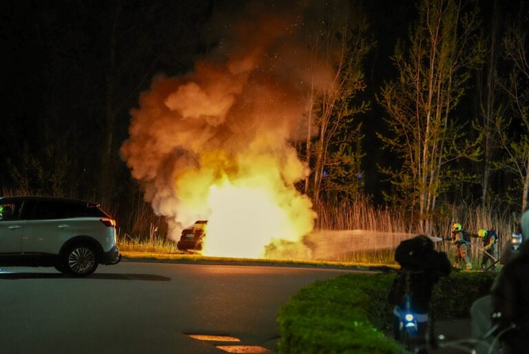 Audi RS6 crasht en vliegt in brand