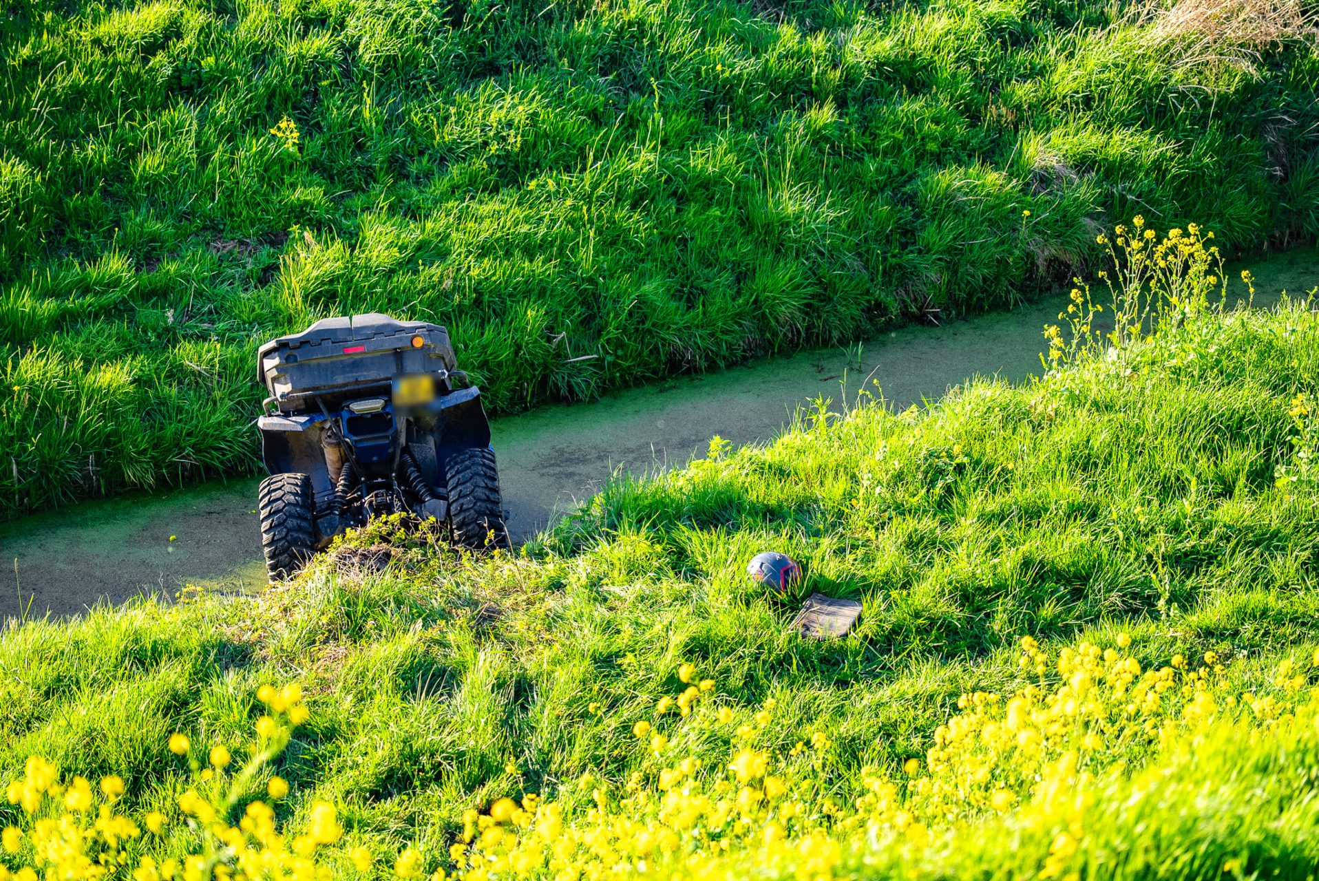 Quad verlaten aangetroffen na ongeluk langs snelweg