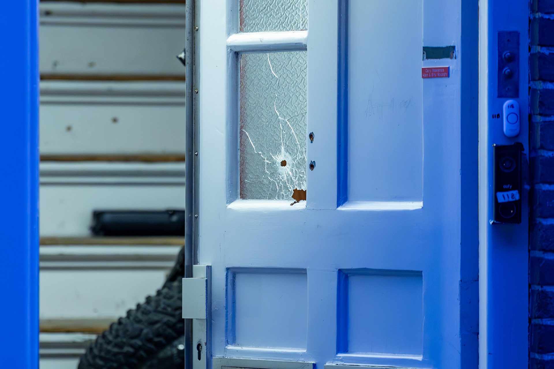 Straat afgesloten na schietpartij, meerdere kogelgaten in voordeur