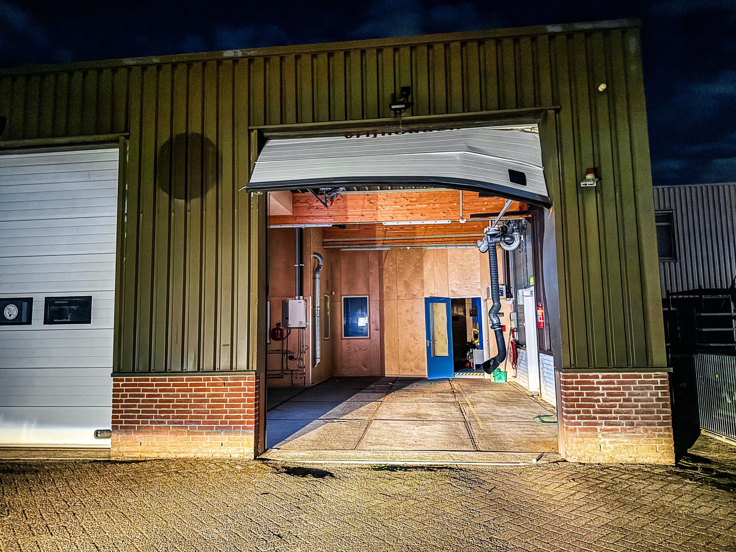 Brandweer ramt kazernedeur tijdens melding van grote brand