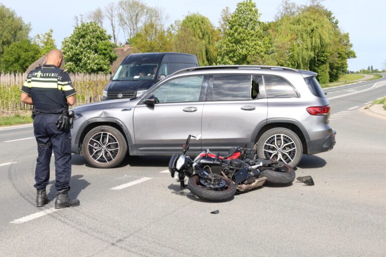 Motorrijder gewond na botsing tegen zijkant van auto
