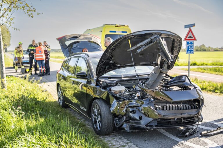 Auto in sloot na aanrijding, brandweer bevrijdt inzittende