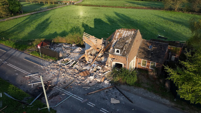 Explosie verwoest complete woning: brandweer zoekt slachtoffers