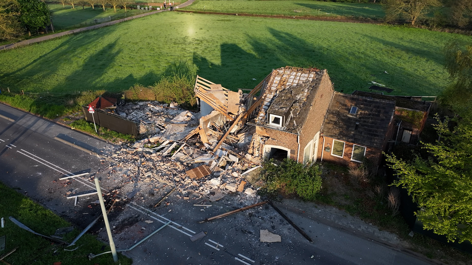 Explosie verwoest complete woning: brandweer zoekt slachtoffers
