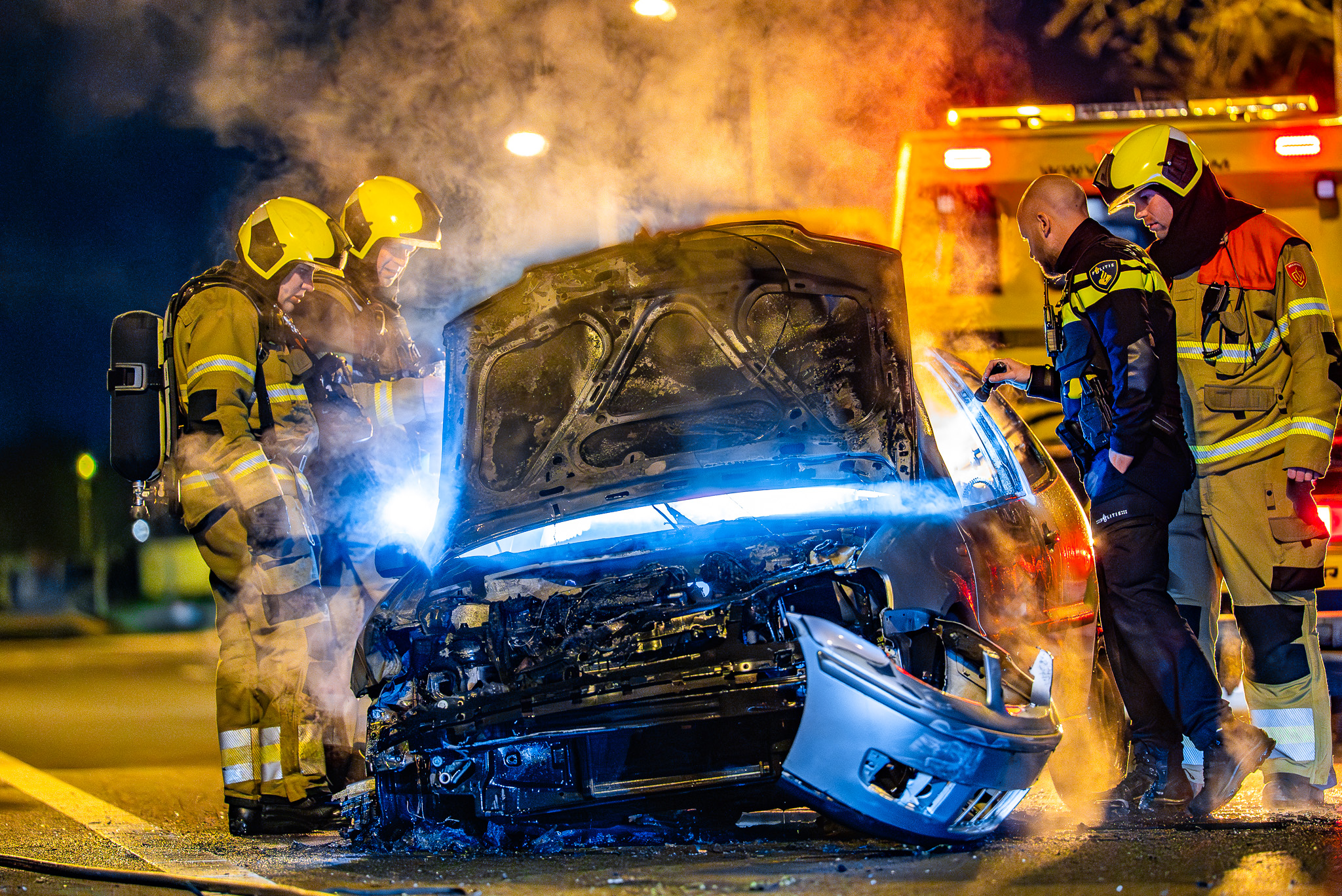 Auto crasht tegen vangrail en vliegt in brand
