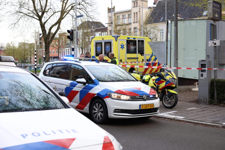 Persoon gewond bij steekpartij, politie doet onderzoek