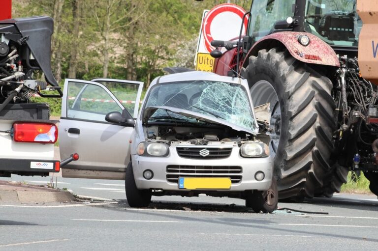 Automobilist raakt bekneld na botsing met tractor
