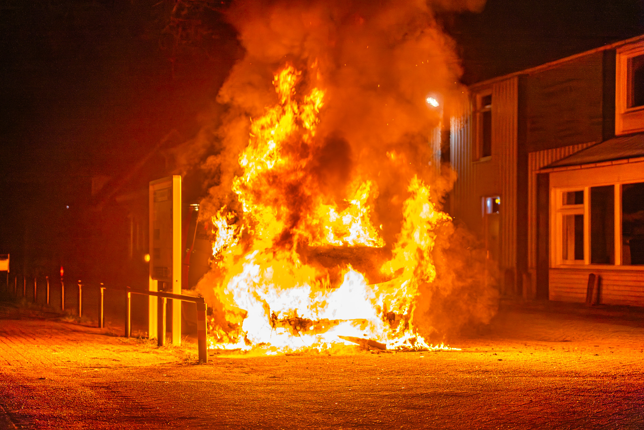 Meerdere bestelbussen en auto door brand verwoest