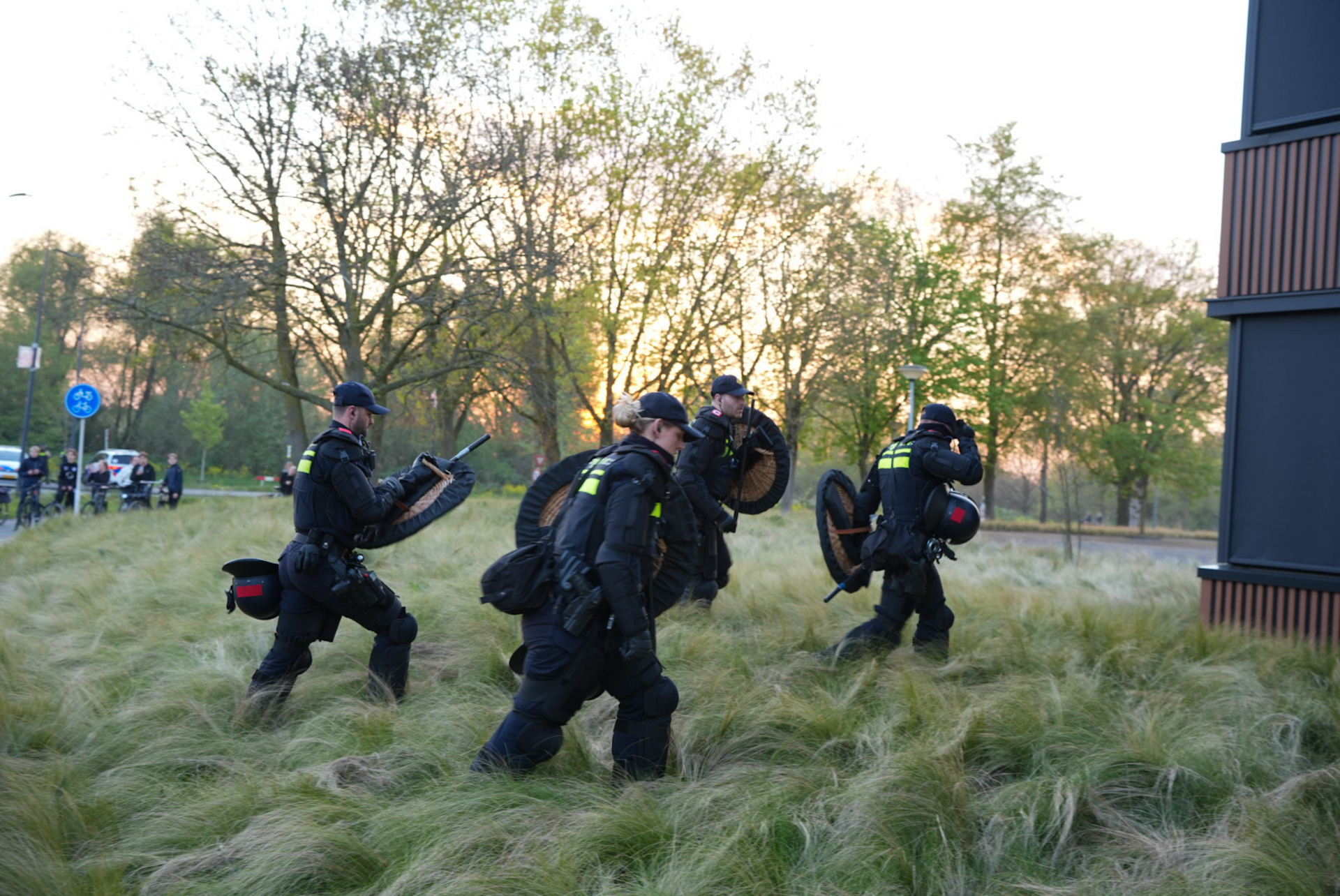 VIDEO: Honderden demonstranten aanwezig bij bijeenkomst over mogelijke komst azc