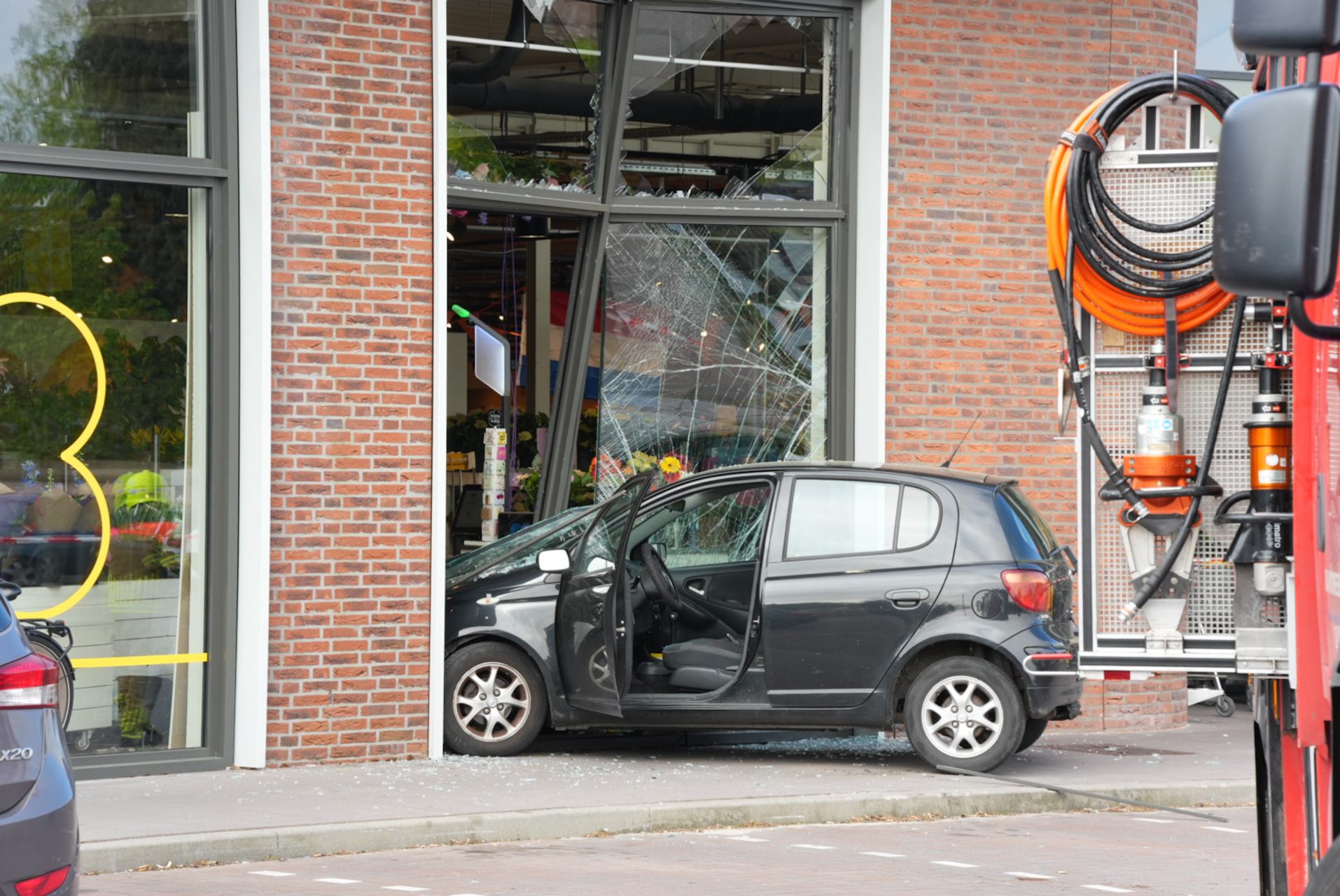 Auto rijdt Jumbo binnen: winkel tijdelijk gesloten