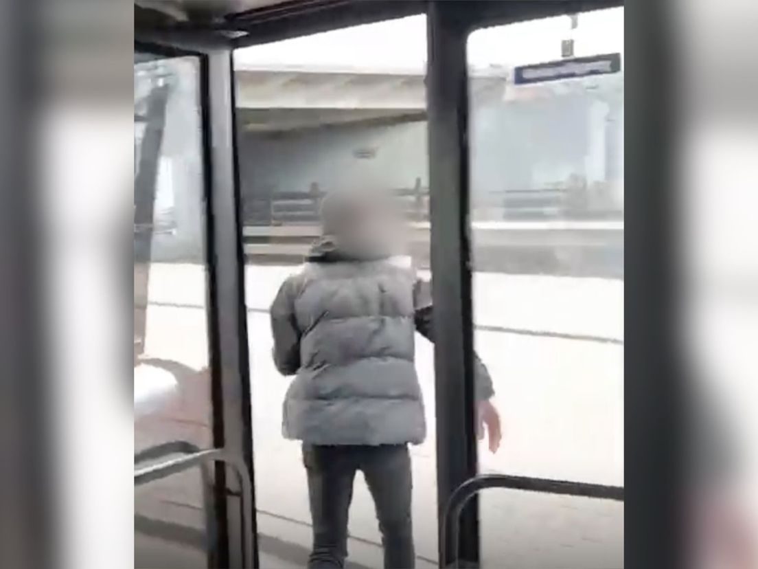 Buschauffeur word mishandeld in bus door passagier; wie is deze man?