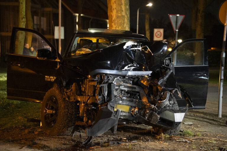 Bestuurder onder invloed crasht tegen boom, twee personen naar het ziekenhuis