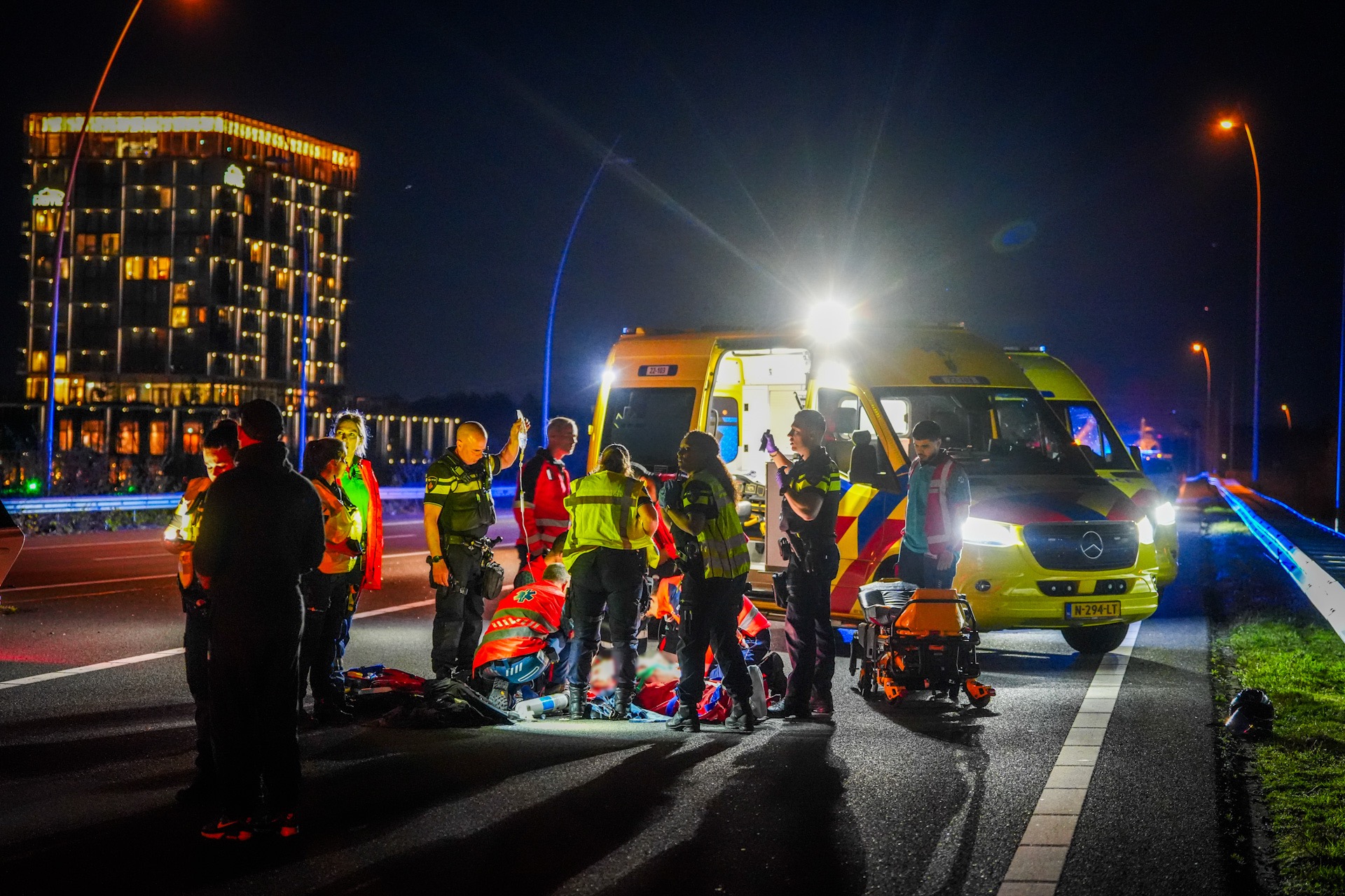 Snelweg afgesloten na ernstig ongeval met motorrijder, politie zoekt doorrijder
