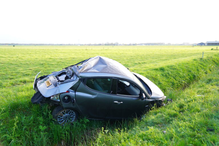 Automobilist botst tegen boom en belandt in greppel