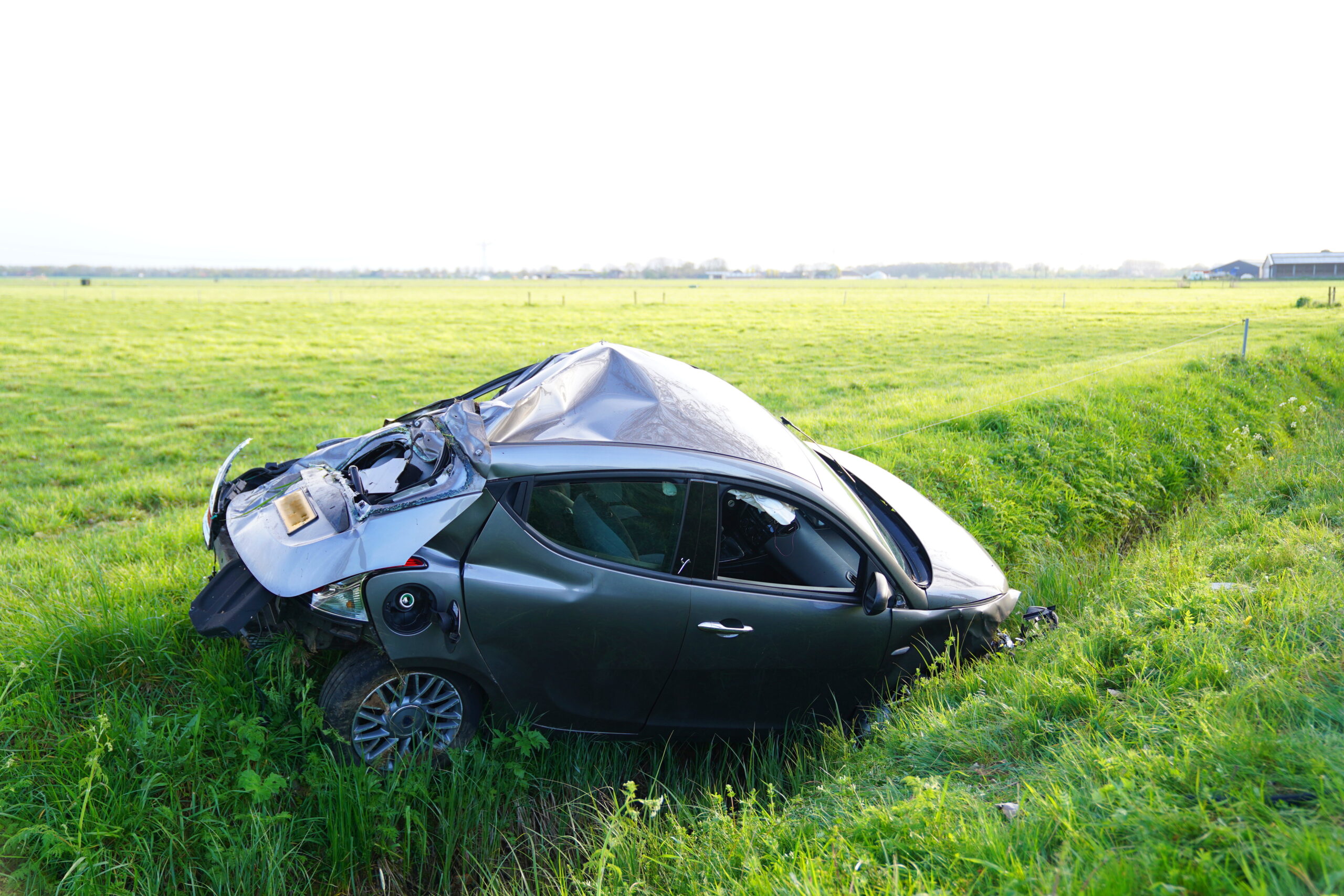 Automobilist botst tegen boom en belandt in greppel