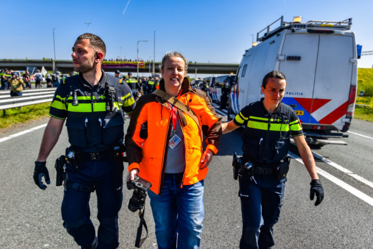 Fotojournalist aangehouden tijdens Extinction Rebellion-demonstratie op A12