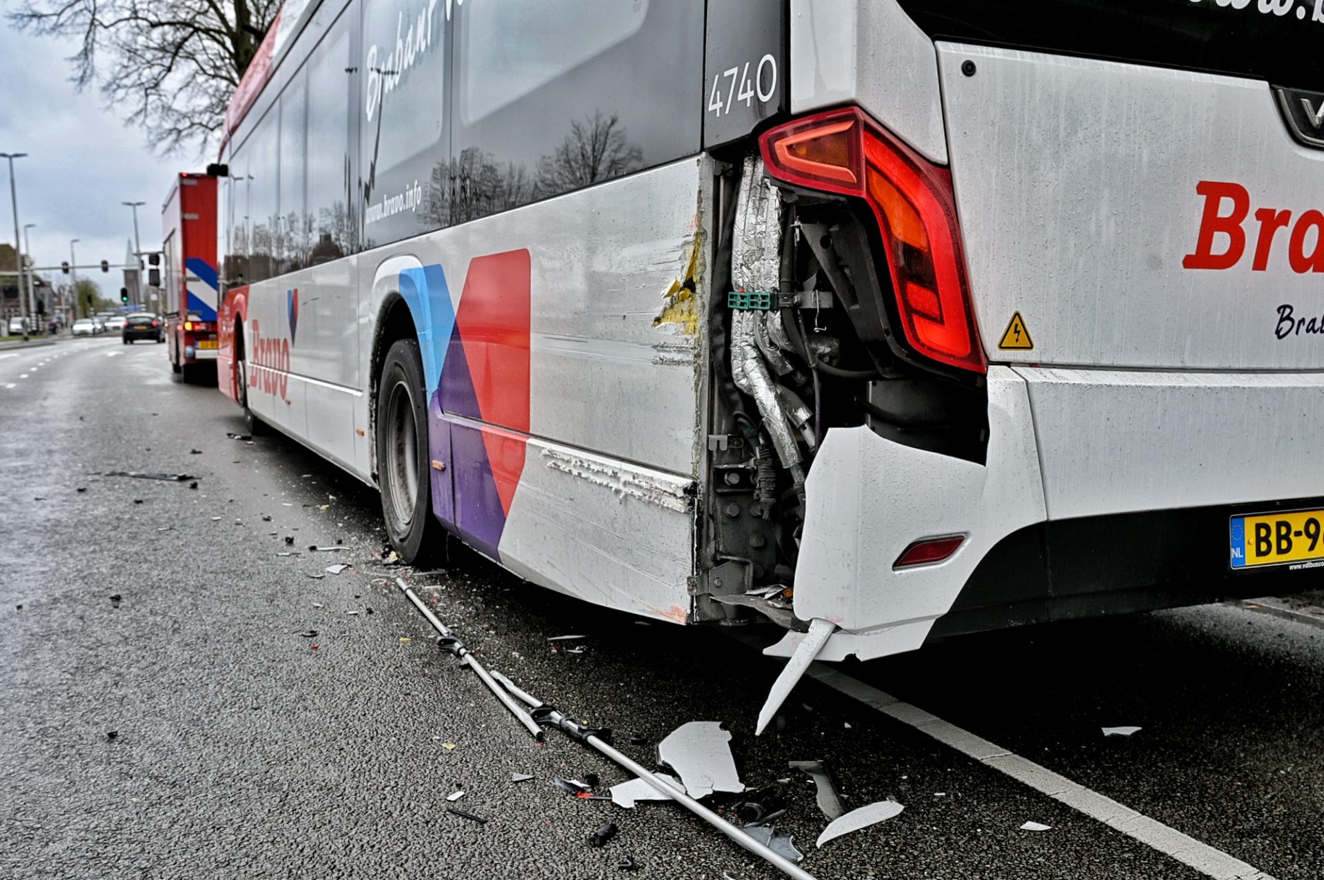 Stadsbus en brandweerwagen botsen bij bushalte