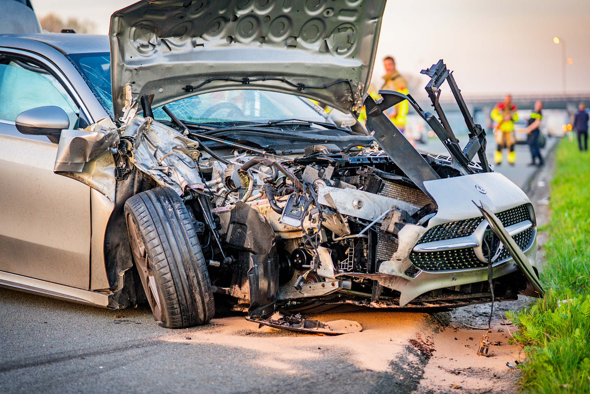 Ravage nadat auto achterop bestelbus knalt