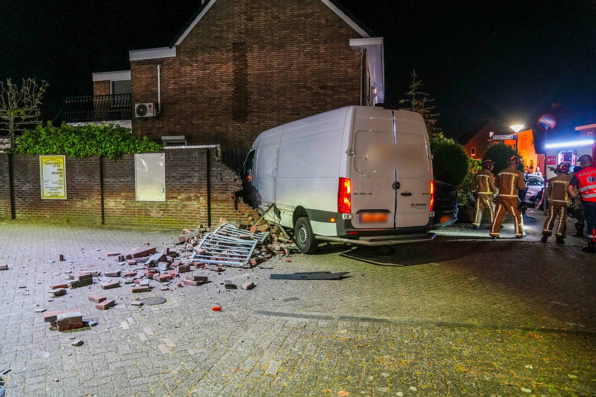 Auto rijdt hoge snelheid woning binnen, bestuurder gevlucht