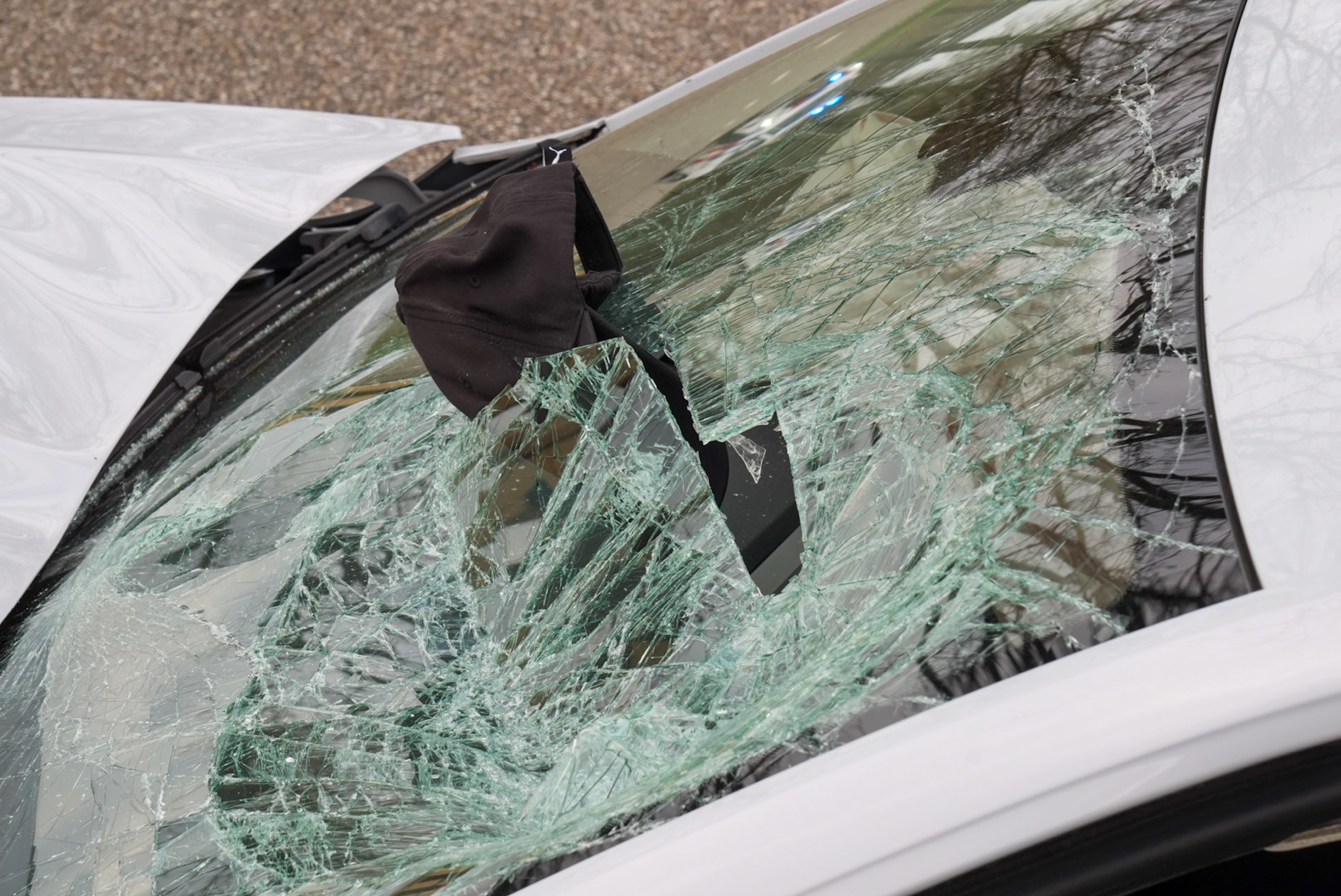 Bestuurder ernstig gewond na botsing tegen boom, traumahelikopter ingezet