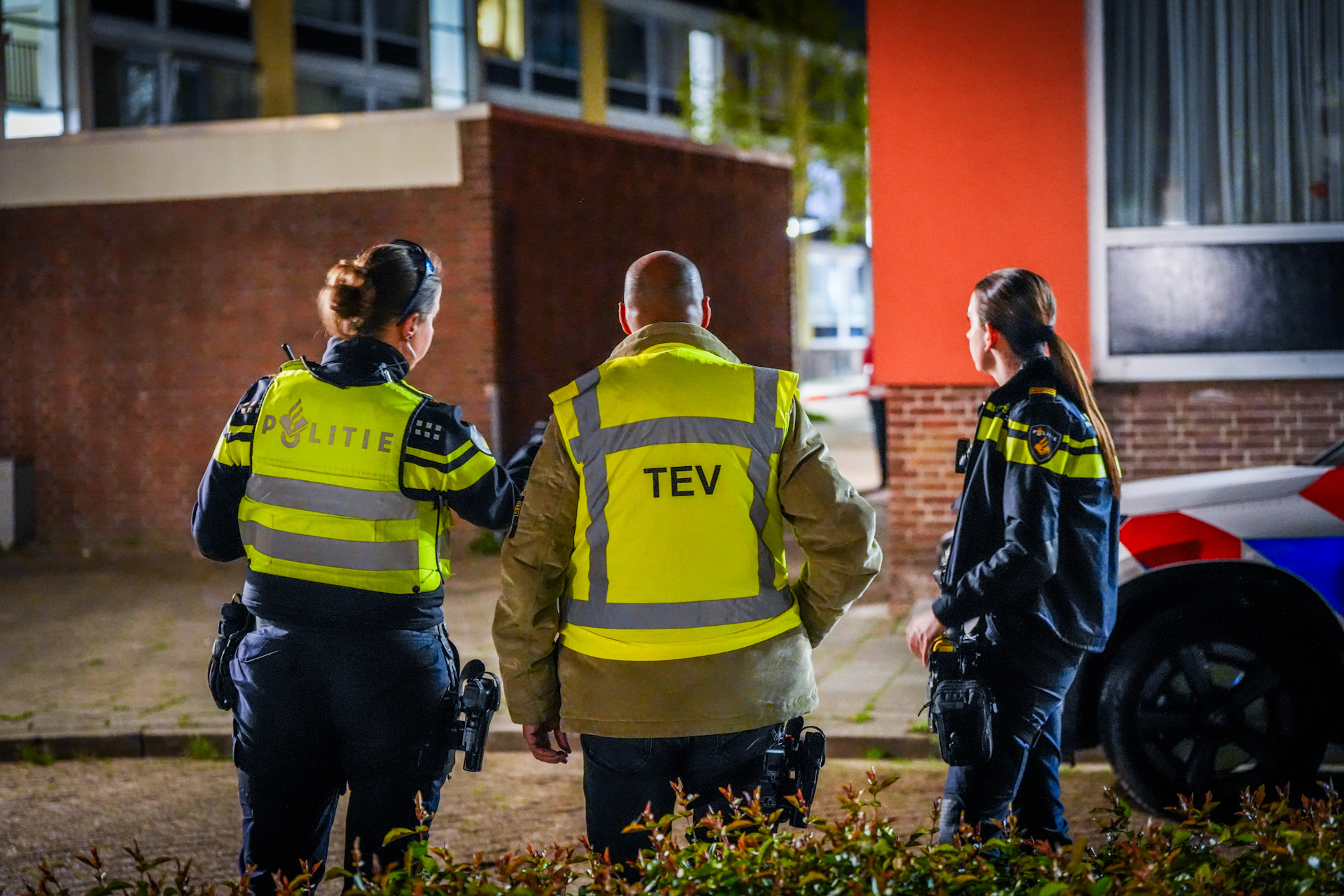 Brandbom afgestoken bij flat, politie onderzoekt explosie