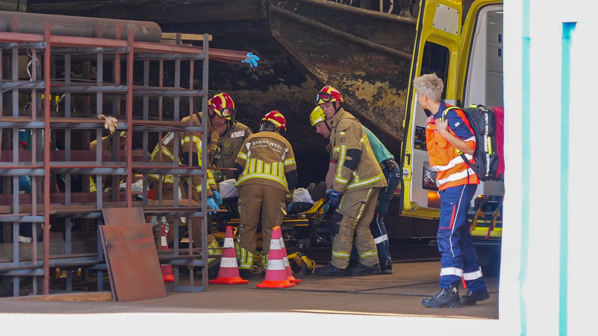 Man komt vast te zitten in lier en raakt zwaargewond