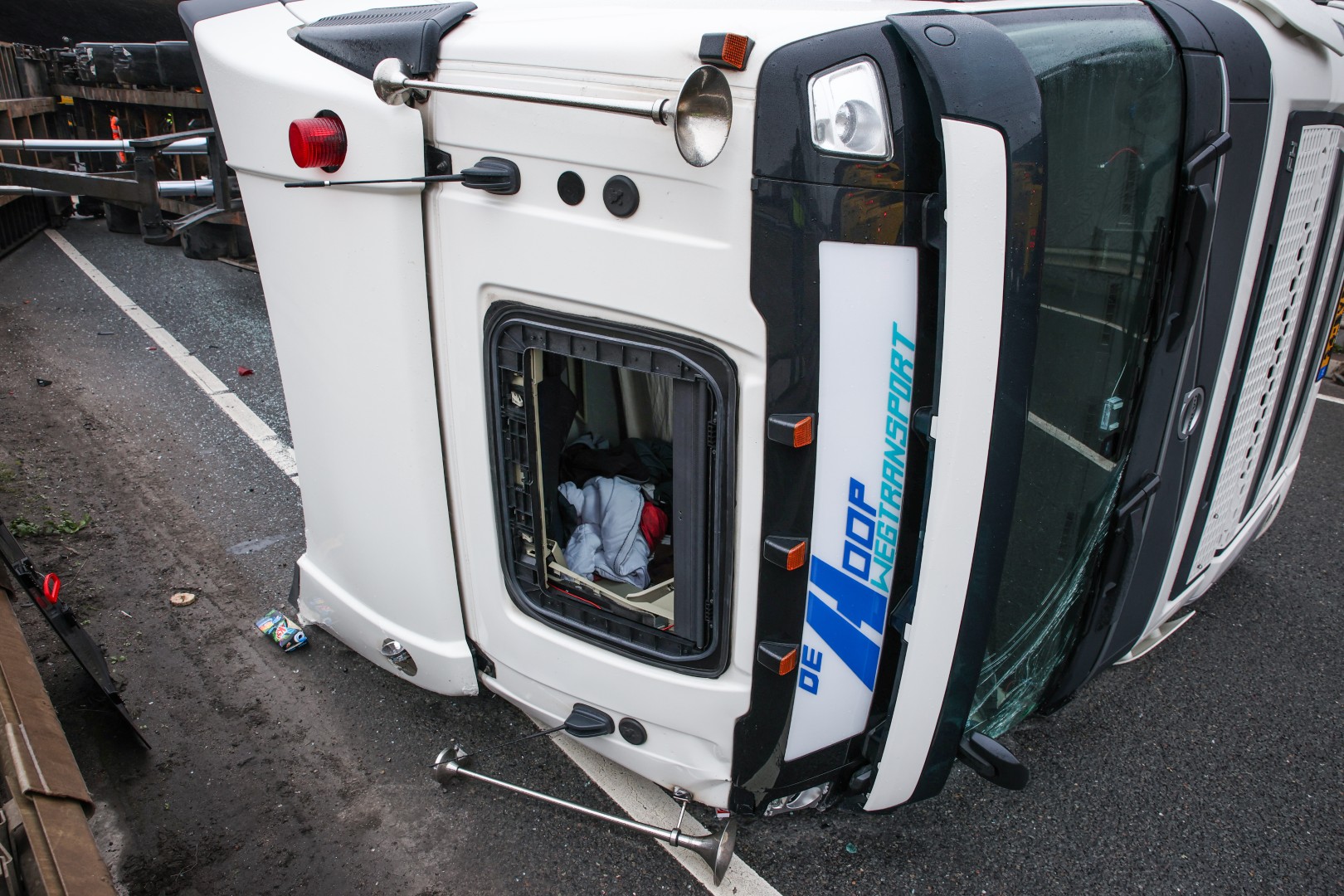 Chauffeur gewond na gekantelde vrachtwagen op toerit naar snelweg