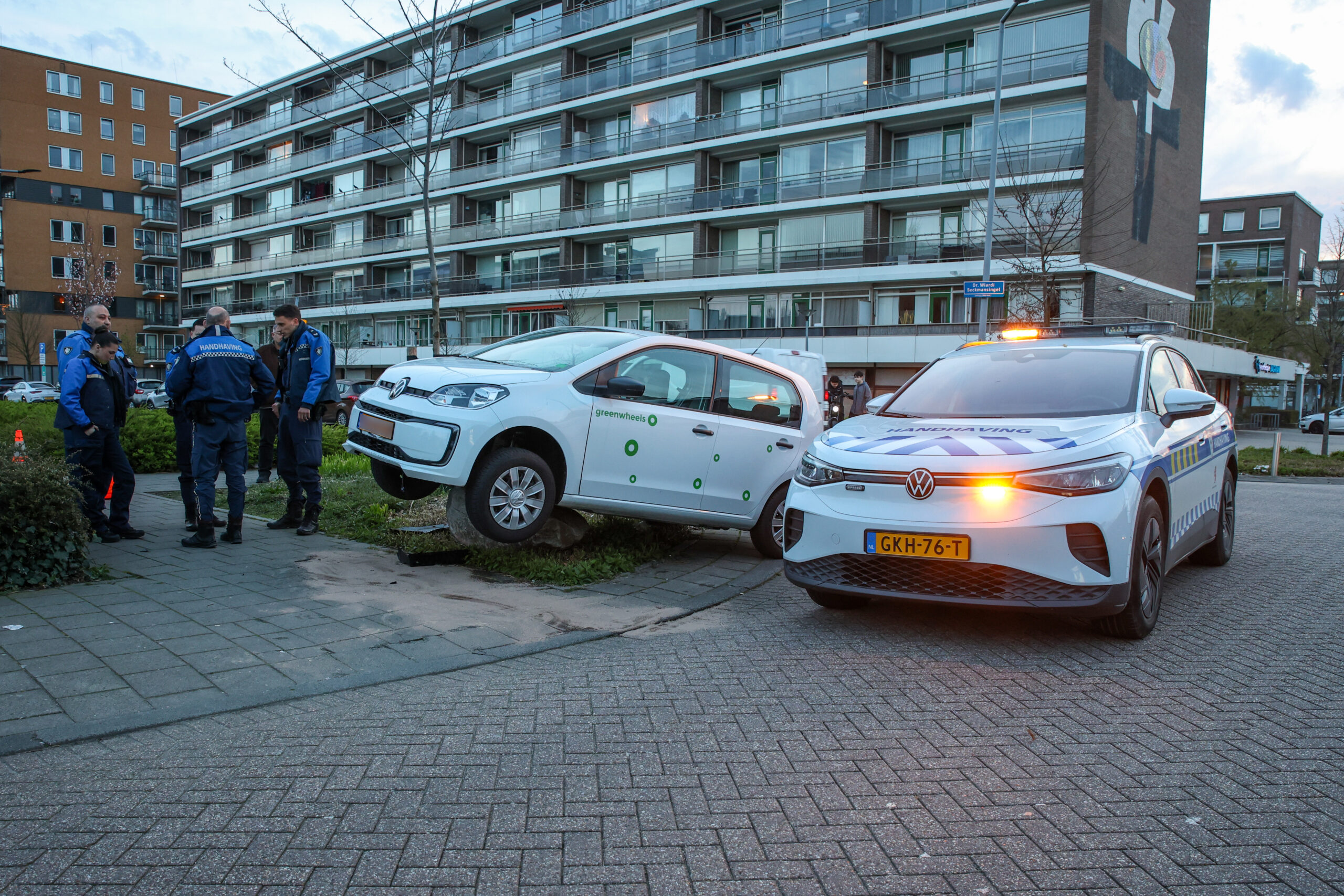 Handhavers treffen auto aan op stenen kei
