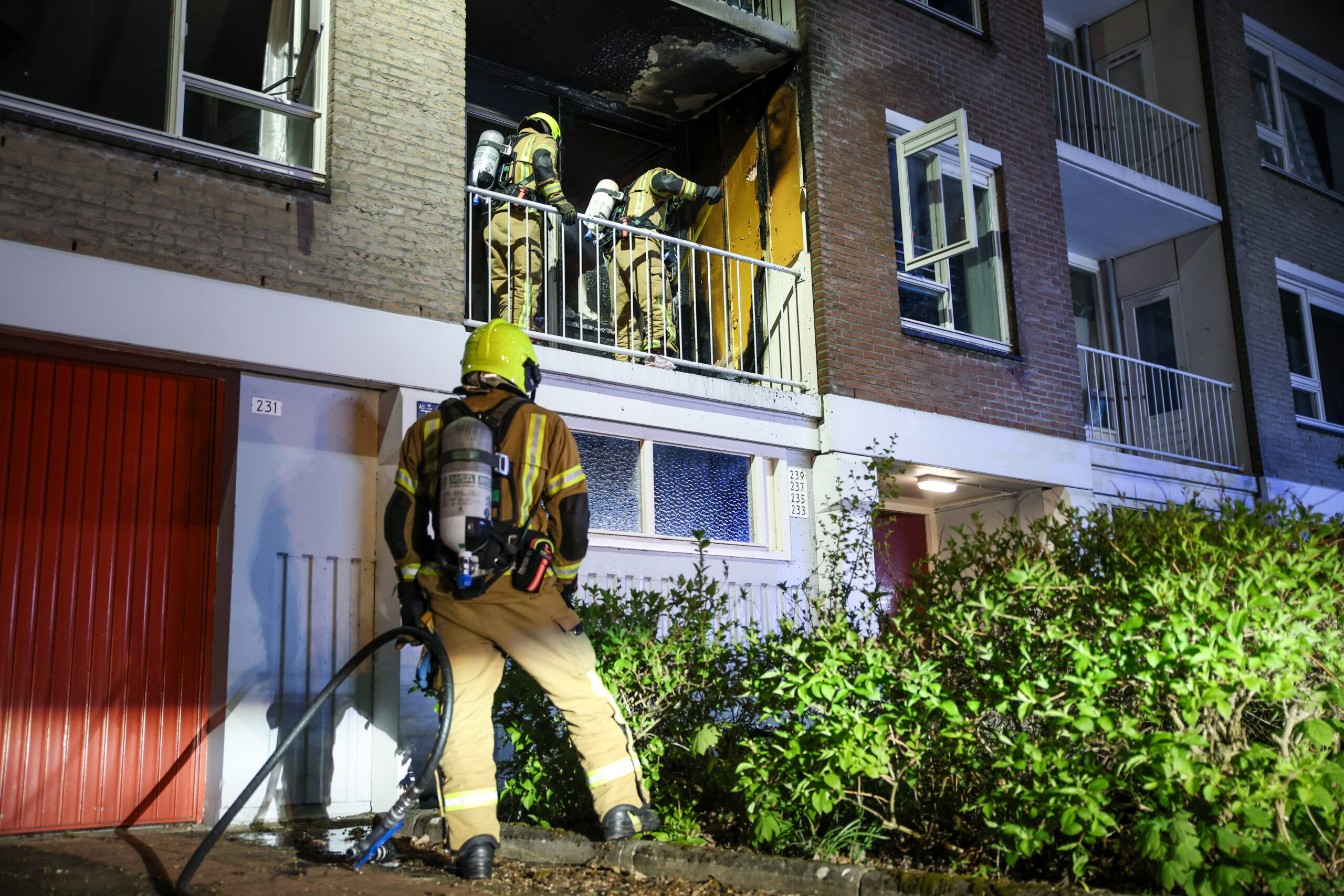 Explosie veroorzaakt brand in flatwoning, bewoners tijdelijk ontruimd