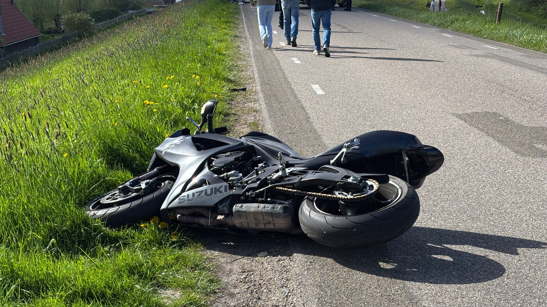Slachtoffer gereanimeerd na ernstig motorongeval, weg afgesloten