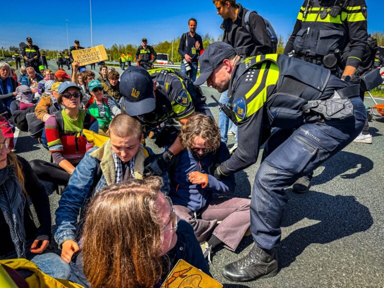 Zes activisten vrij na blokkade A12, rijbewijzen ingevorderd