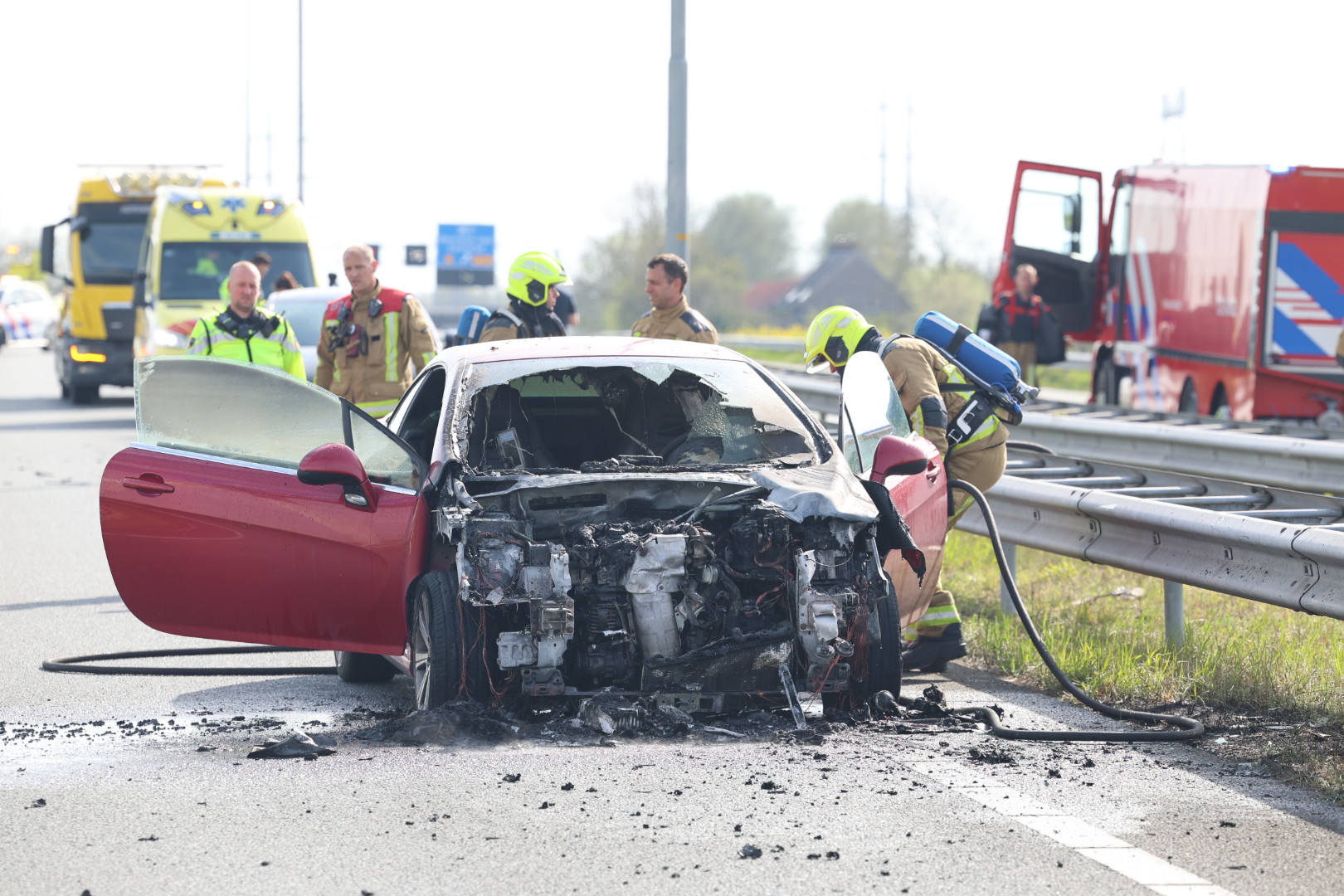 Snelweg in beide richtingen dicht na ongeval met brandend voertuig