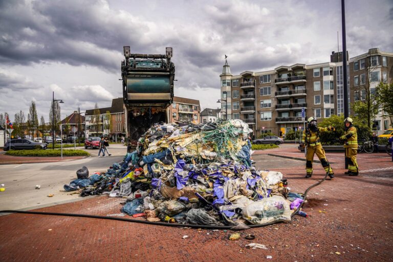 Vuilniswagen dumpt lading bij station vanwege brand