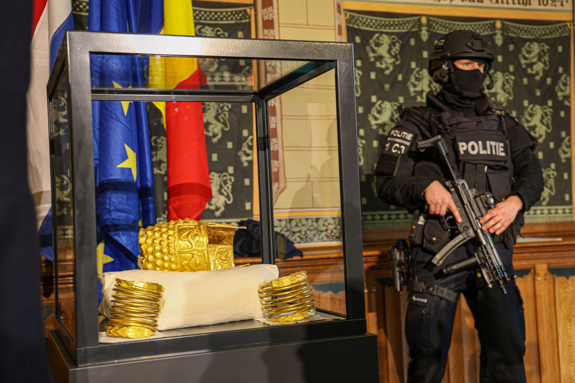 Gestolen gouden helm en twee armbanden na ruim jaar gevonden