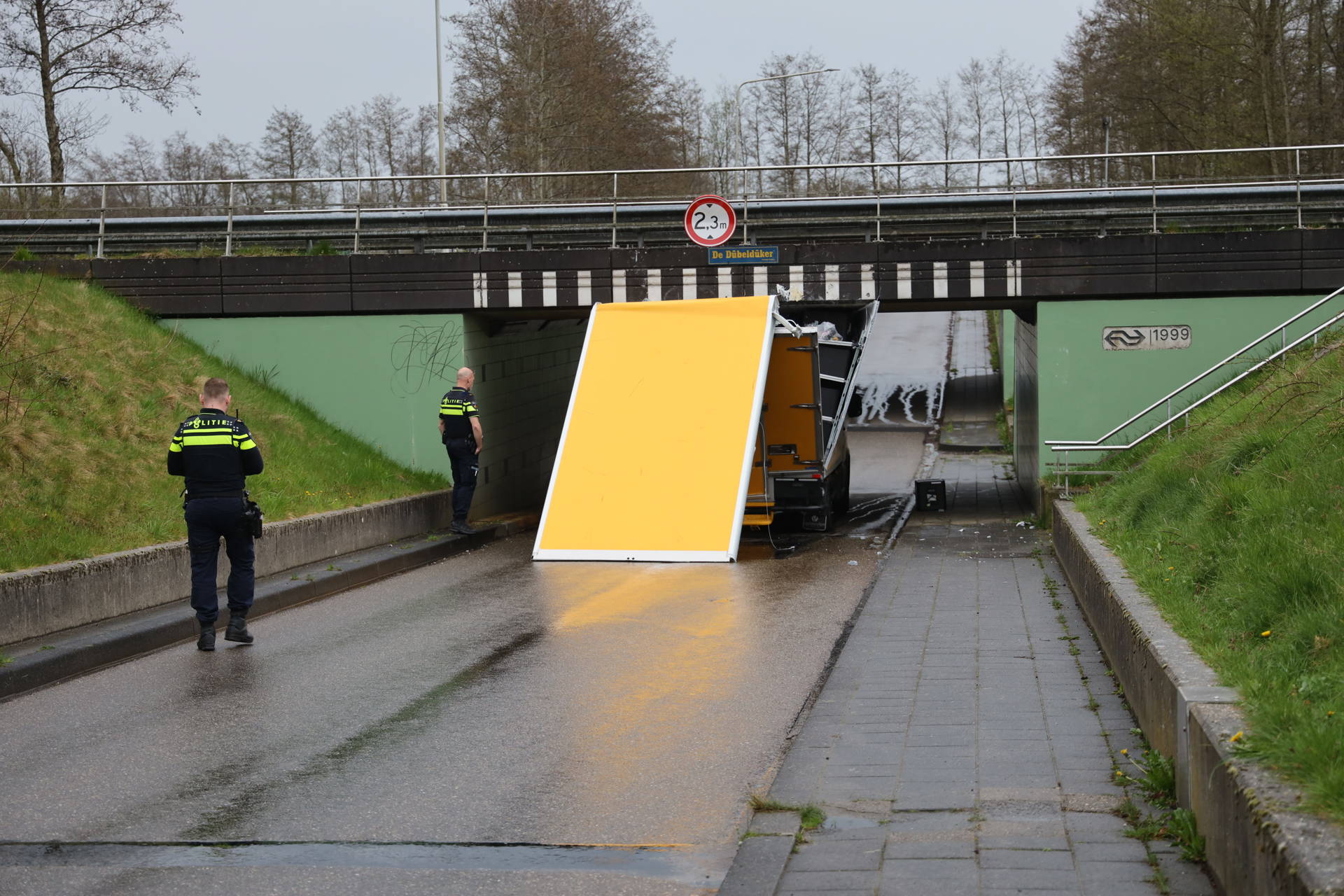 Bezorgbus komt vast te zitten in tunnel
