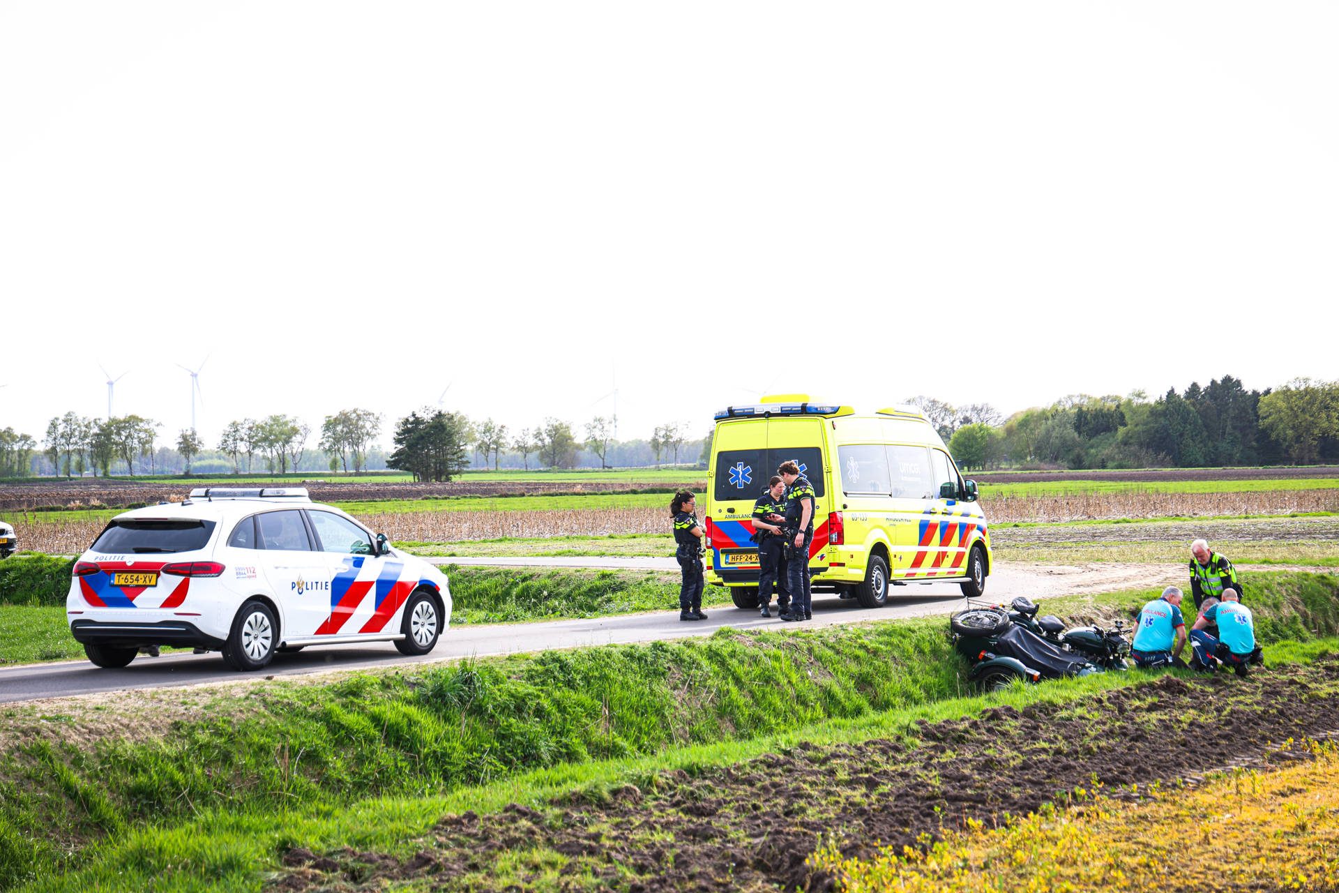 Motor met zijspan vliegt uit de bocht en crasht in sloot