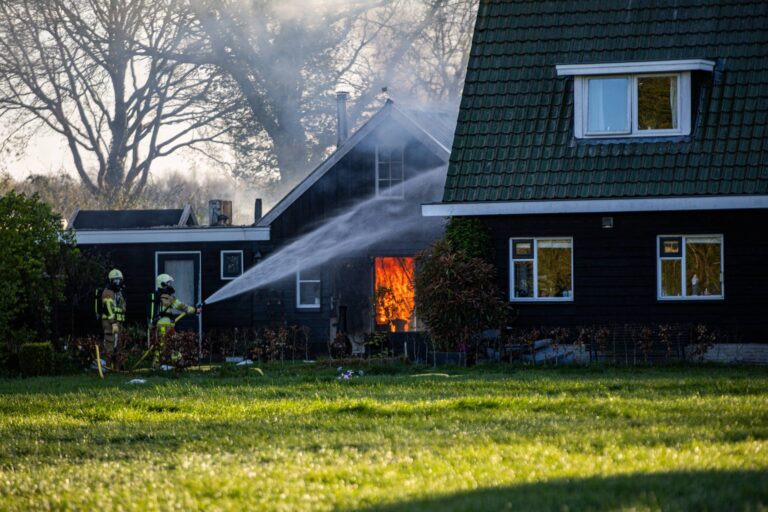 Grote brand in schuur naast woning, brandweer voorkomt overslag