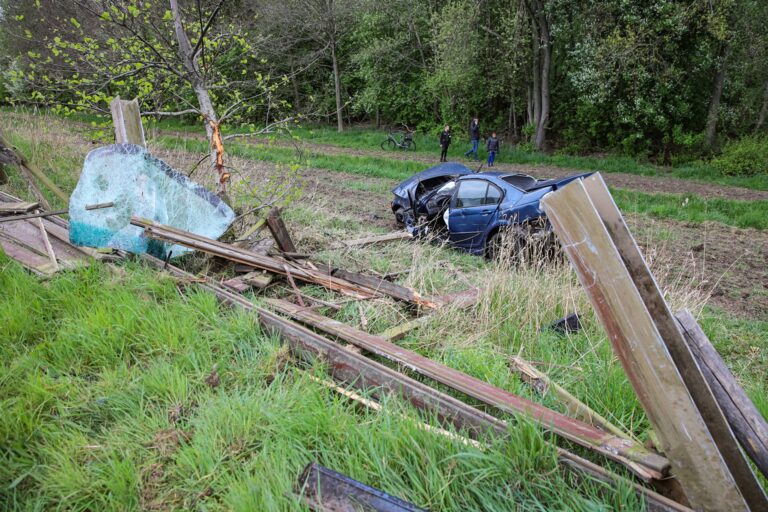Auto raakt nagenoeg doormidden bij zware crash op snelweg