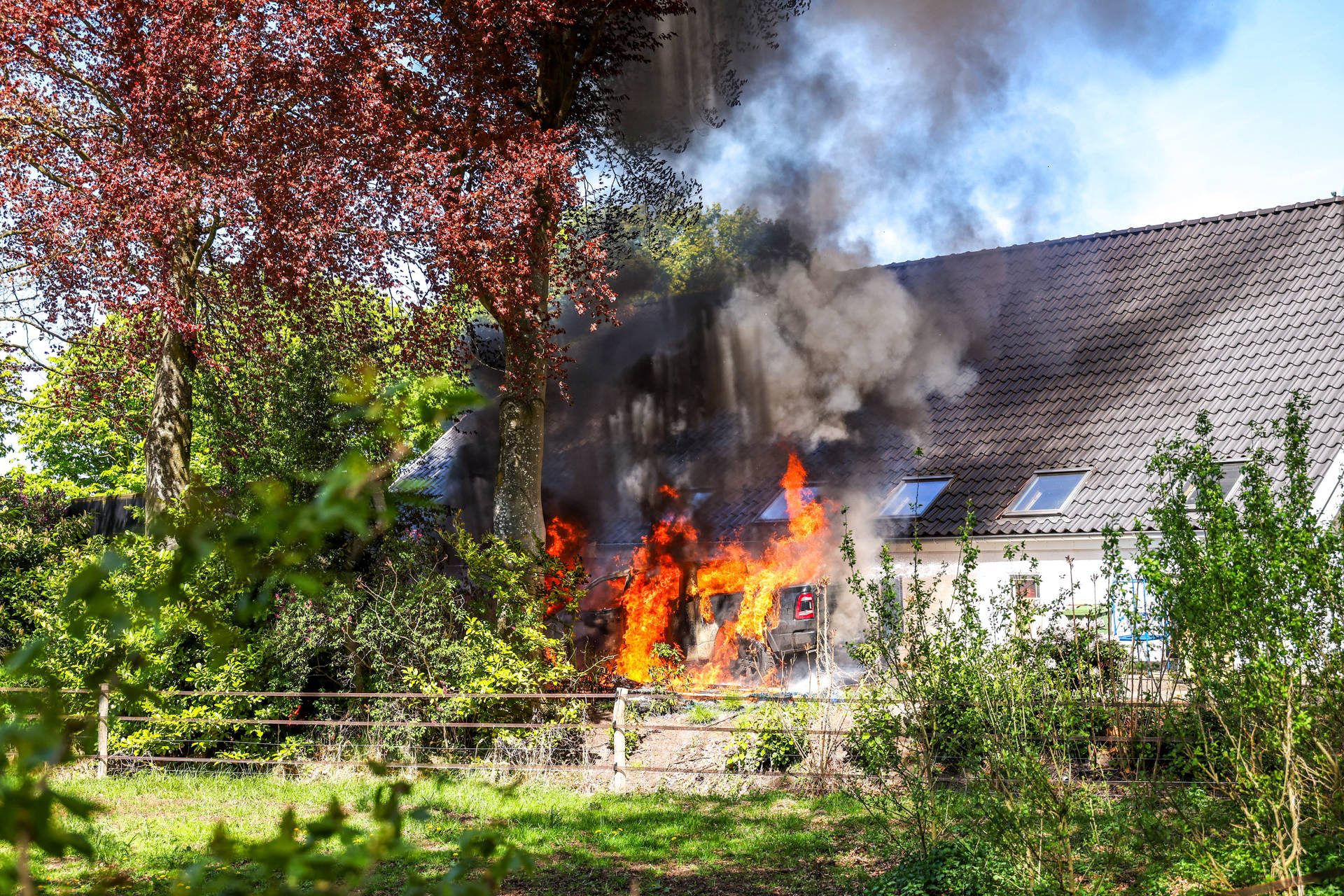Pickuptruck volledig uitgebrand op oprit