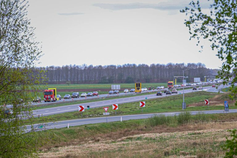 Snelweg deels dicht na gekantelde vrachtwagen