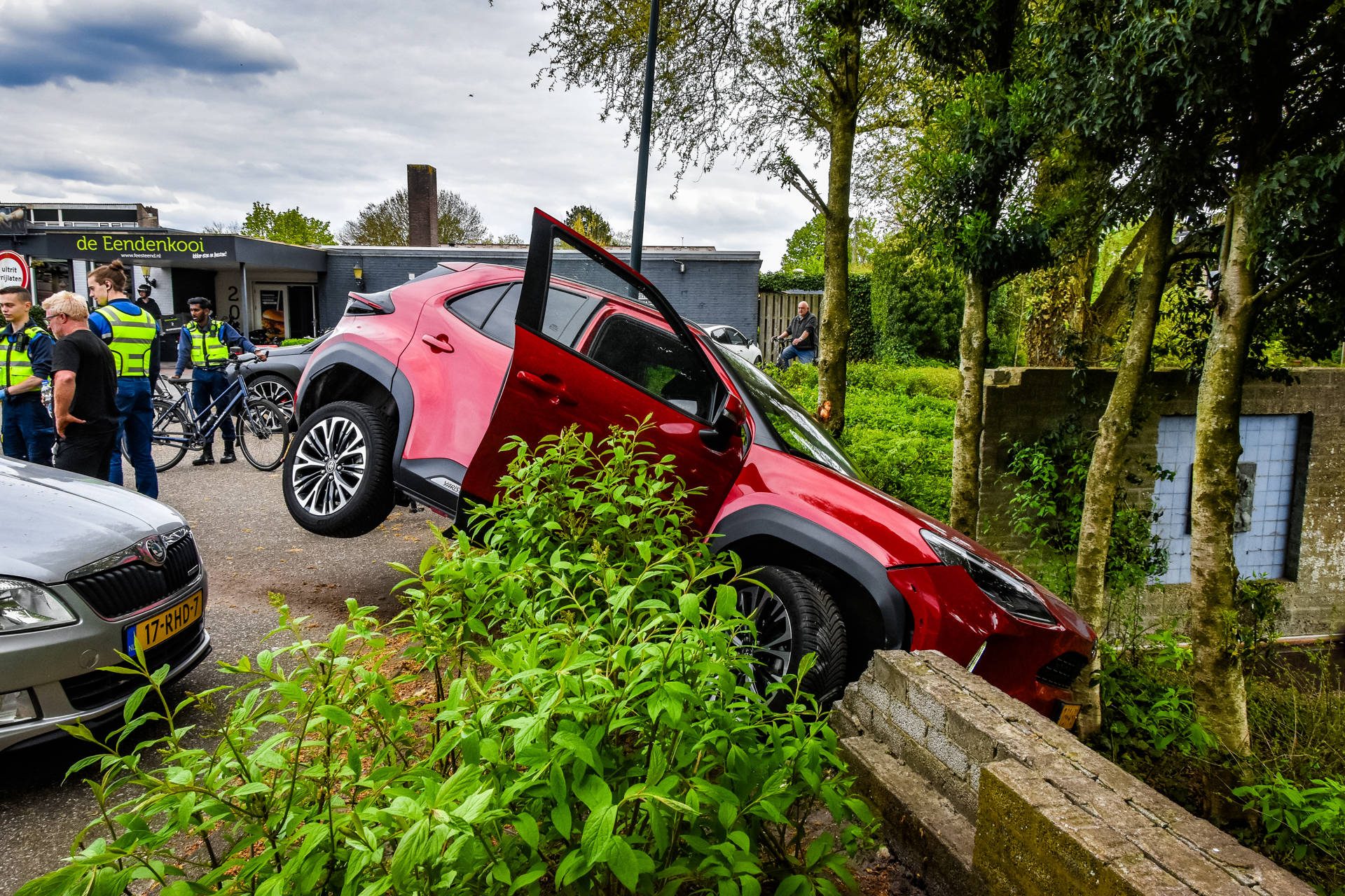 Bestuurder trapt op verkeerd pedaal en schiet bossage in