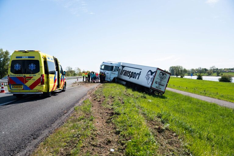 Vrachtwagen raakt van snelweg en schaart