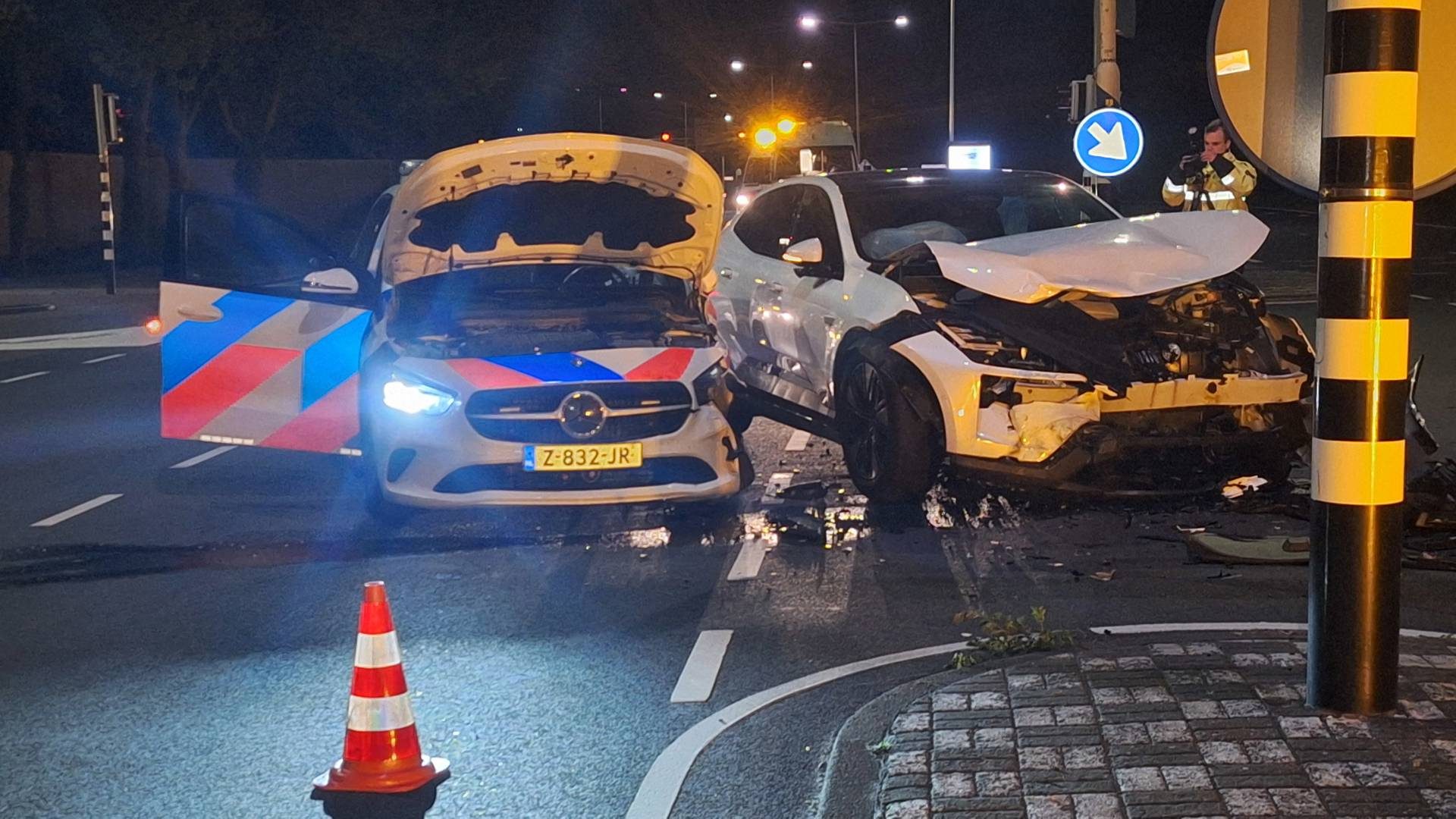 Politiewagen en auto botsen, politieagent naar ziekenhuis