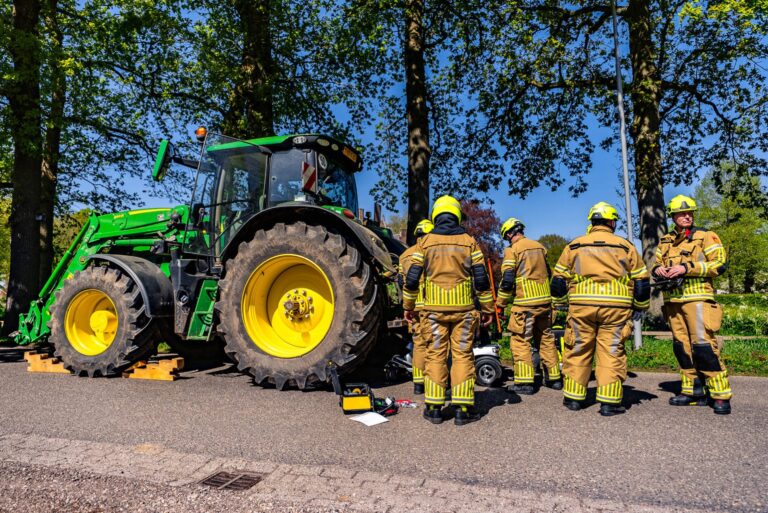 Man in scootmobiel komt bekneld te zitten achterop tractor