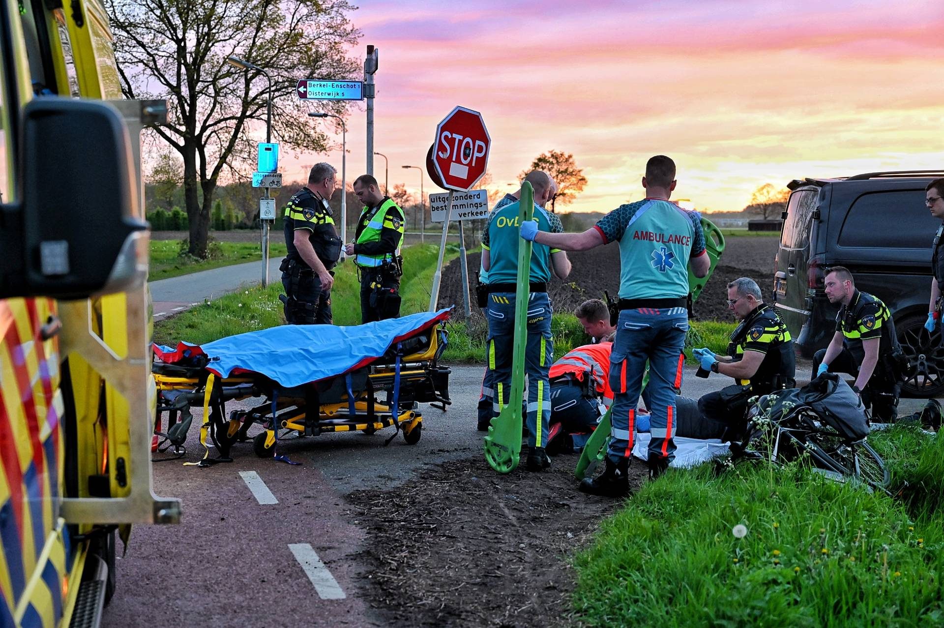 Fietser zwaargewond na botsing met bestelbus