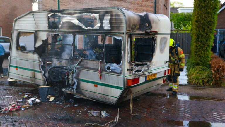 Vergeten handrem op caravan veroorzaakt flinke brand
